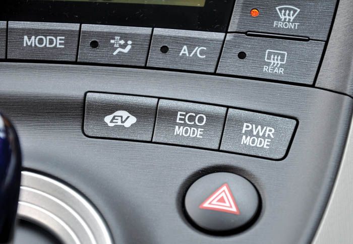 Στο EV mode το Prius μπορεί να κινηθεί αποκλειστικά με ηλεκτρική ενέργεια μέχρι την ταχύτητα των 48 χλμ./ώρα.  